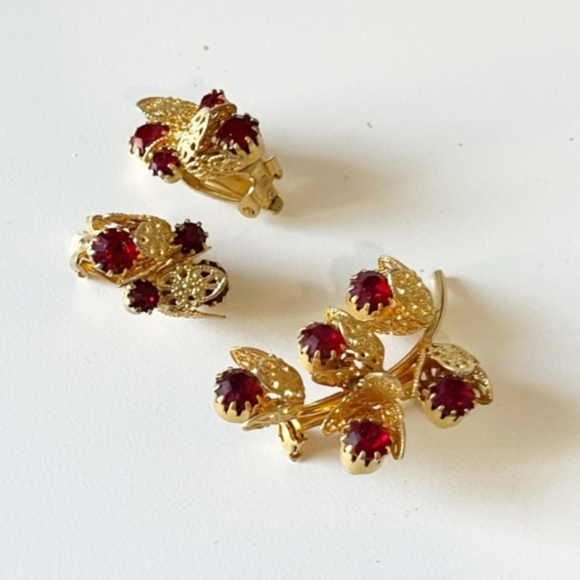Vintage Red Rhinestone Flower Floral Bunch Leaves Filigree Brooch & Clip Earring - Picture 1 of 2